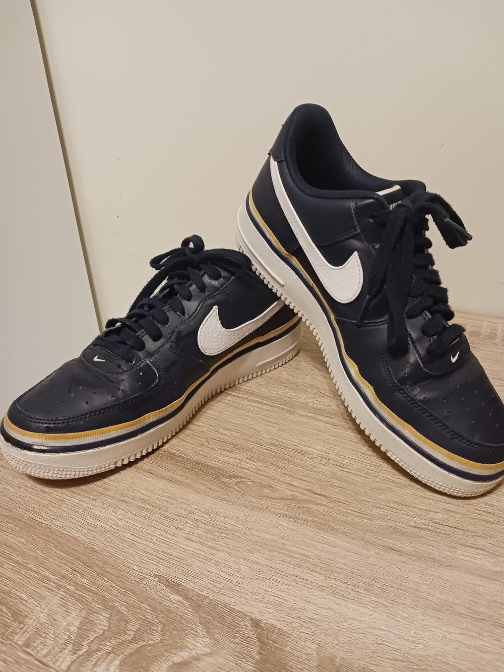 Nike Air Force 1 Men’s Navy, White & Gold Low-Top Sneakers